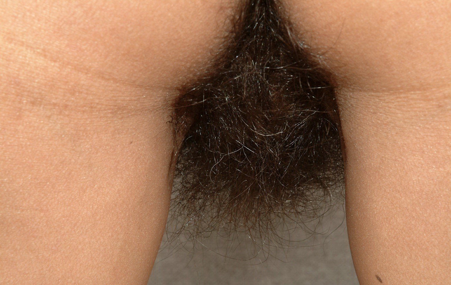 Симпатичные толстушки бреют свои волосатые киски