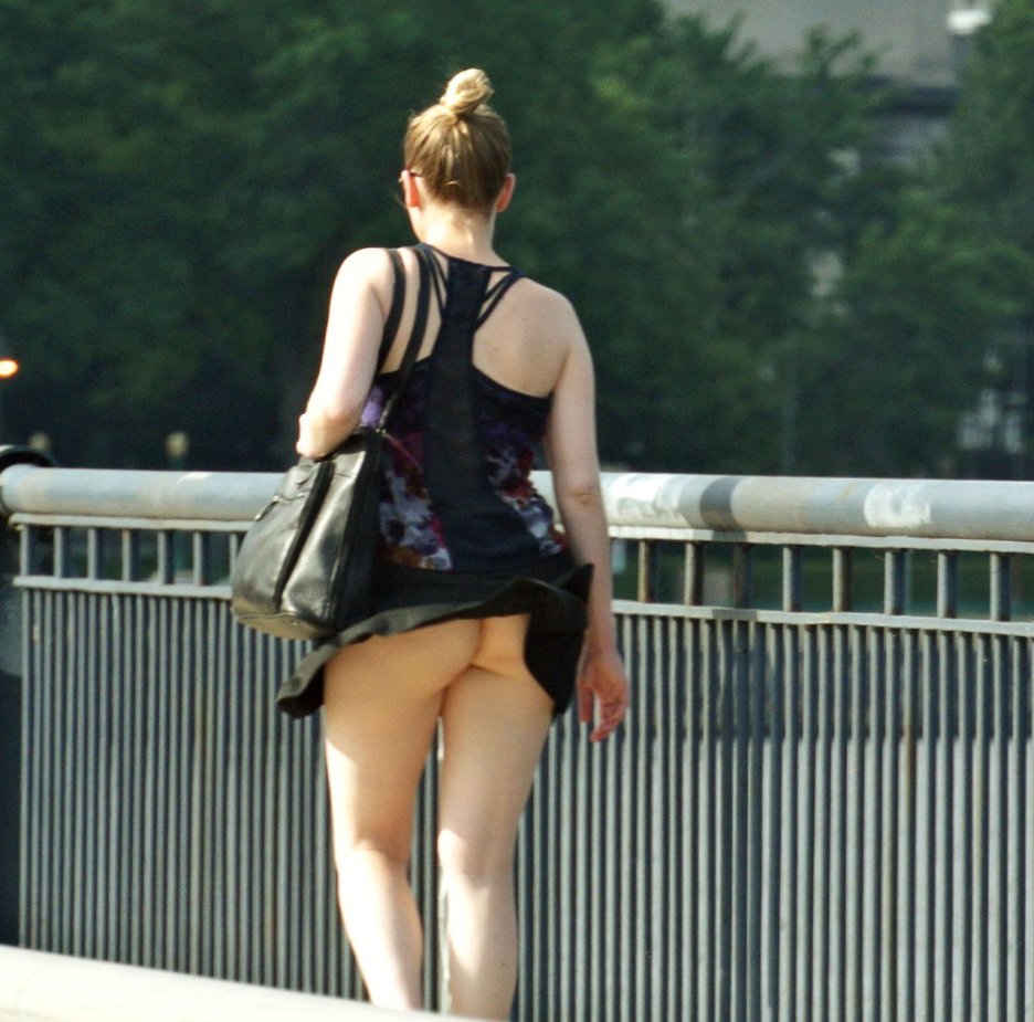 Девушка без трусиков задрала юбку на улице