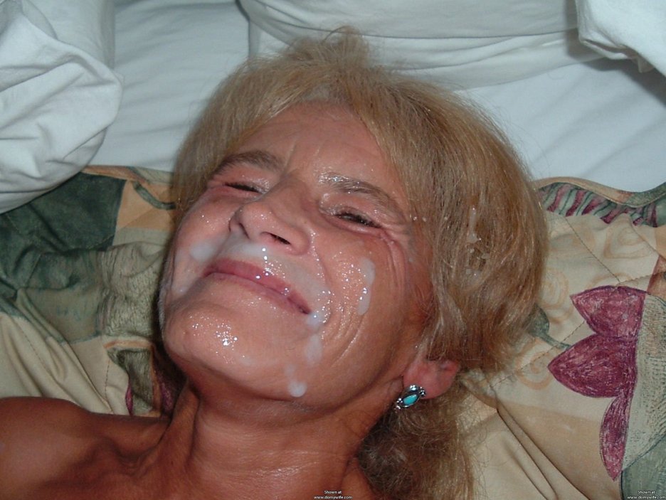 Благородная старушка получила сперму на лицо после траха с парнем 