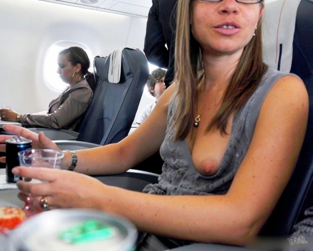 Порно голых дамочек в самолете 70 фото