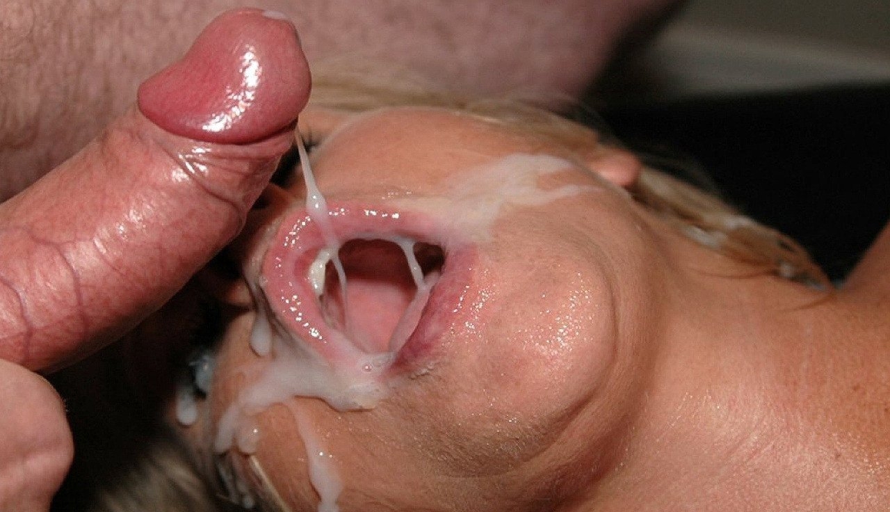 Тёплая сперма на всё лицо сразу после активной дрочки от шалавы 