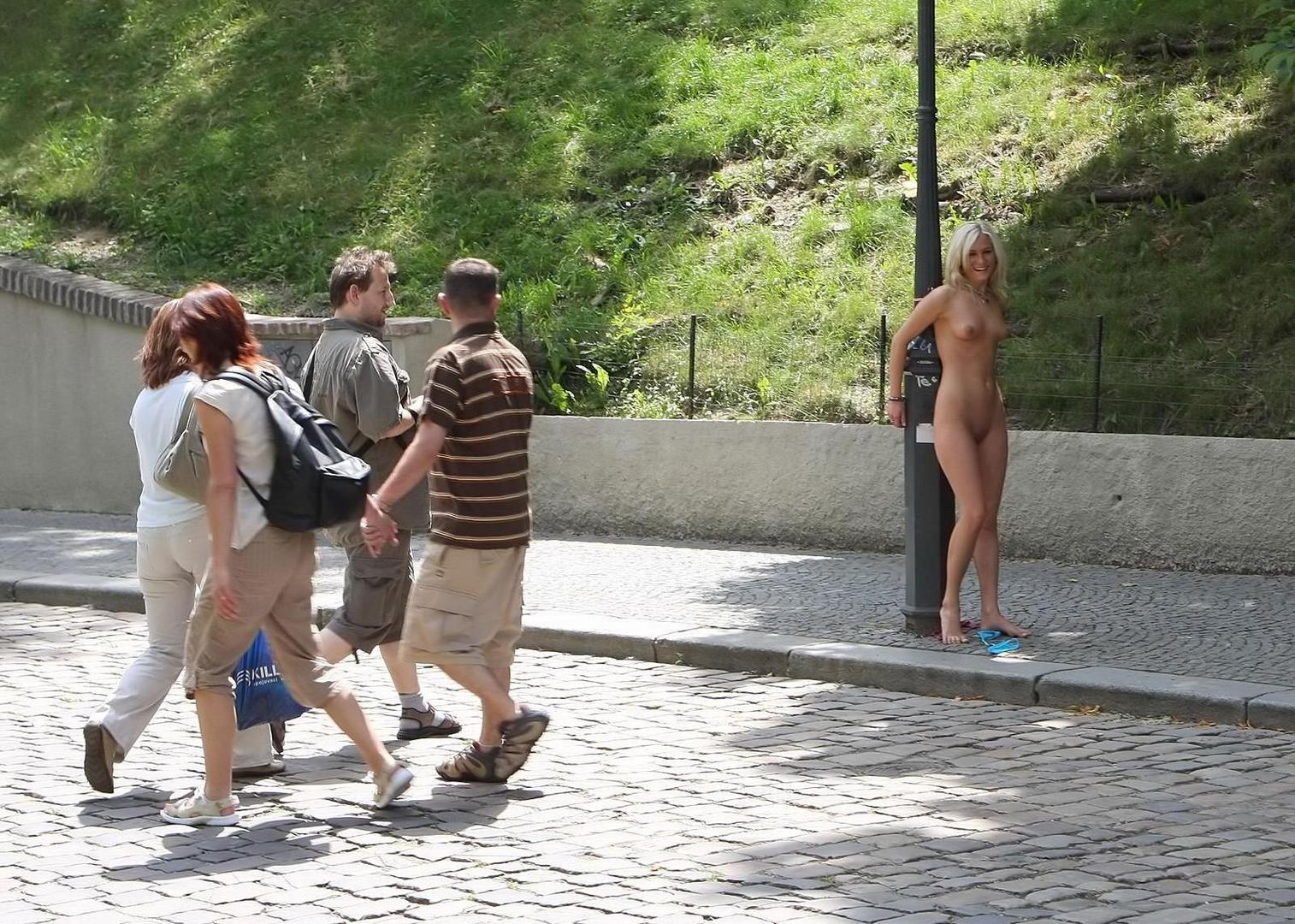 Проститутка согласилась сфотографироваться голышом