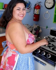 Голые толстухи - Толстая раздетая домохозяйка на кухне