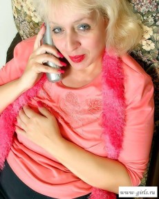 Голые бабушки - Раздетая бабка с кем - то говорит по телефону (фото)