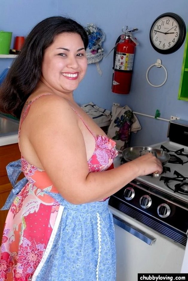 Толстая раздетая домохозяйка на кухне