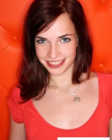 Голые брюнетки - Кошечка снимает своё платье