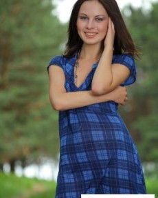 Голые брюнетки - Голая путешественница в сосновом лесу