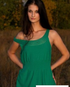 Голые брюнетки - Обнаженная малышка заблудилась в лесу