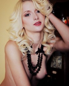 Голые блондинки - Кудрявая блондиночка с голой писей