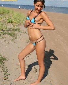 Голые на пляже - Обнаженная девушка в откровенном купальнике на пляже