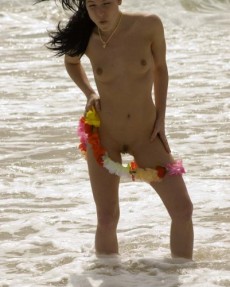 Голые на пляже - Азиатка прибежала на пляж голая