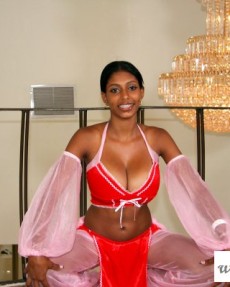 Голые негритянки - Чернокожая и грудастая с темными дырами между ног