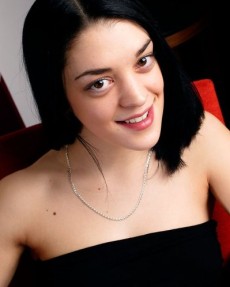 Голые брюнетки - Лупатая брюнетка показывала плотную письку