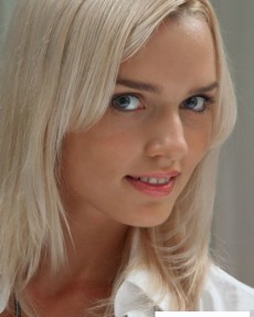 Голые русские - Белокурая русская красавица на постели