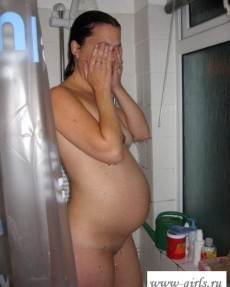 Голые беременные - Беременная мадам моется в ванной