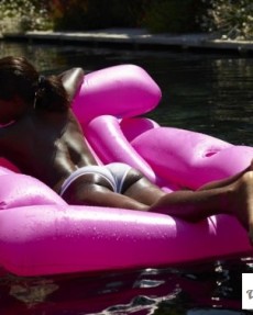 Голые негритянки - Чёрная попка голой негритянки на надувном матрасе