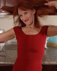 Голые бабушки - Рыжая женщина на кухне эротично показала сиськи