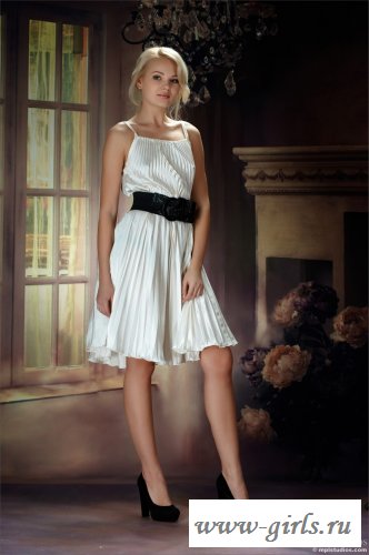 В красивом белом платье