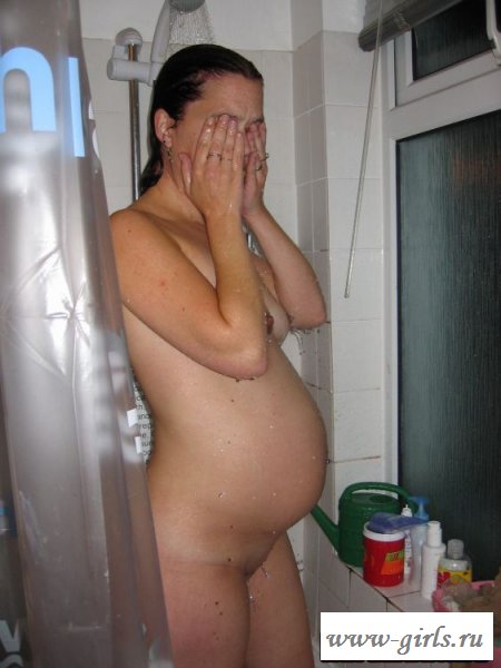 Беременная мадам моется в ванной