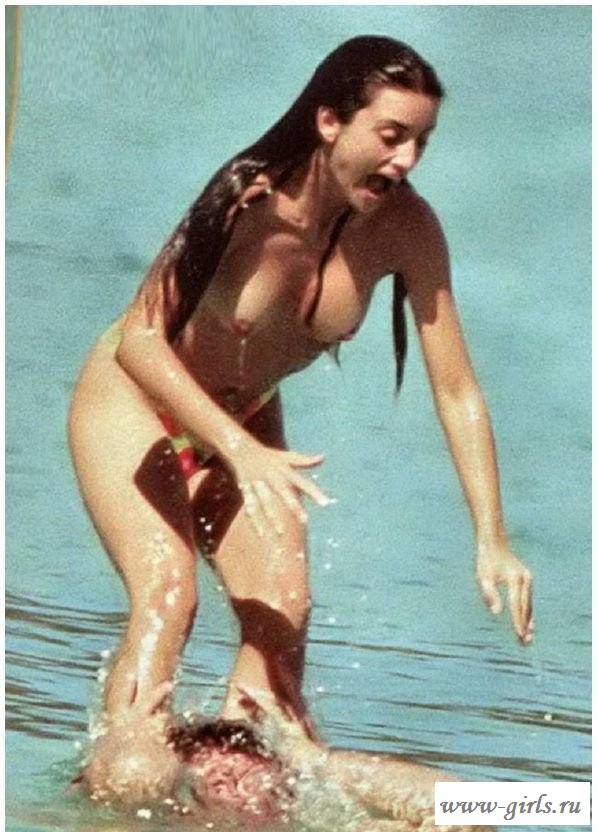 Голая актриса Пенелопа Крус на пляже
