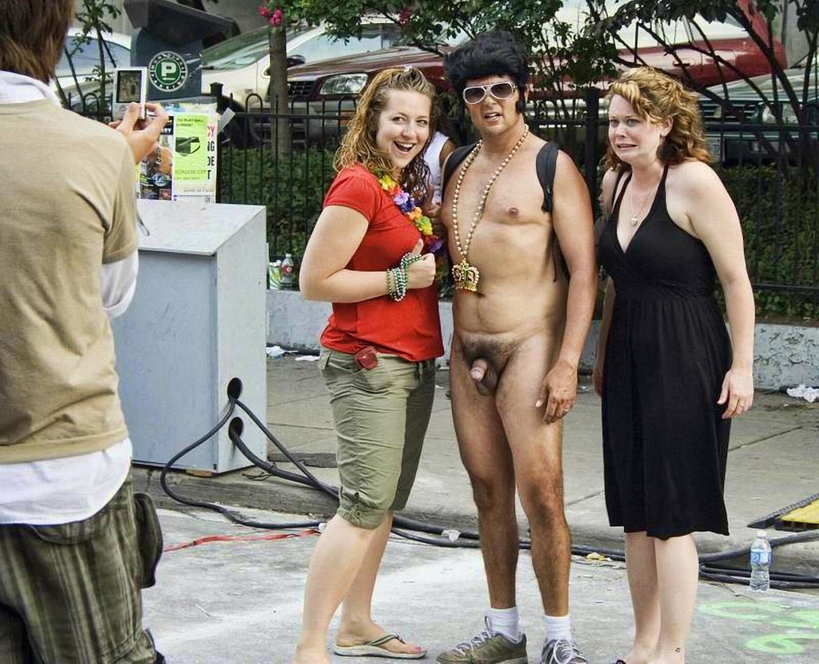 голые парни с одетыми девушками по улице фото 54