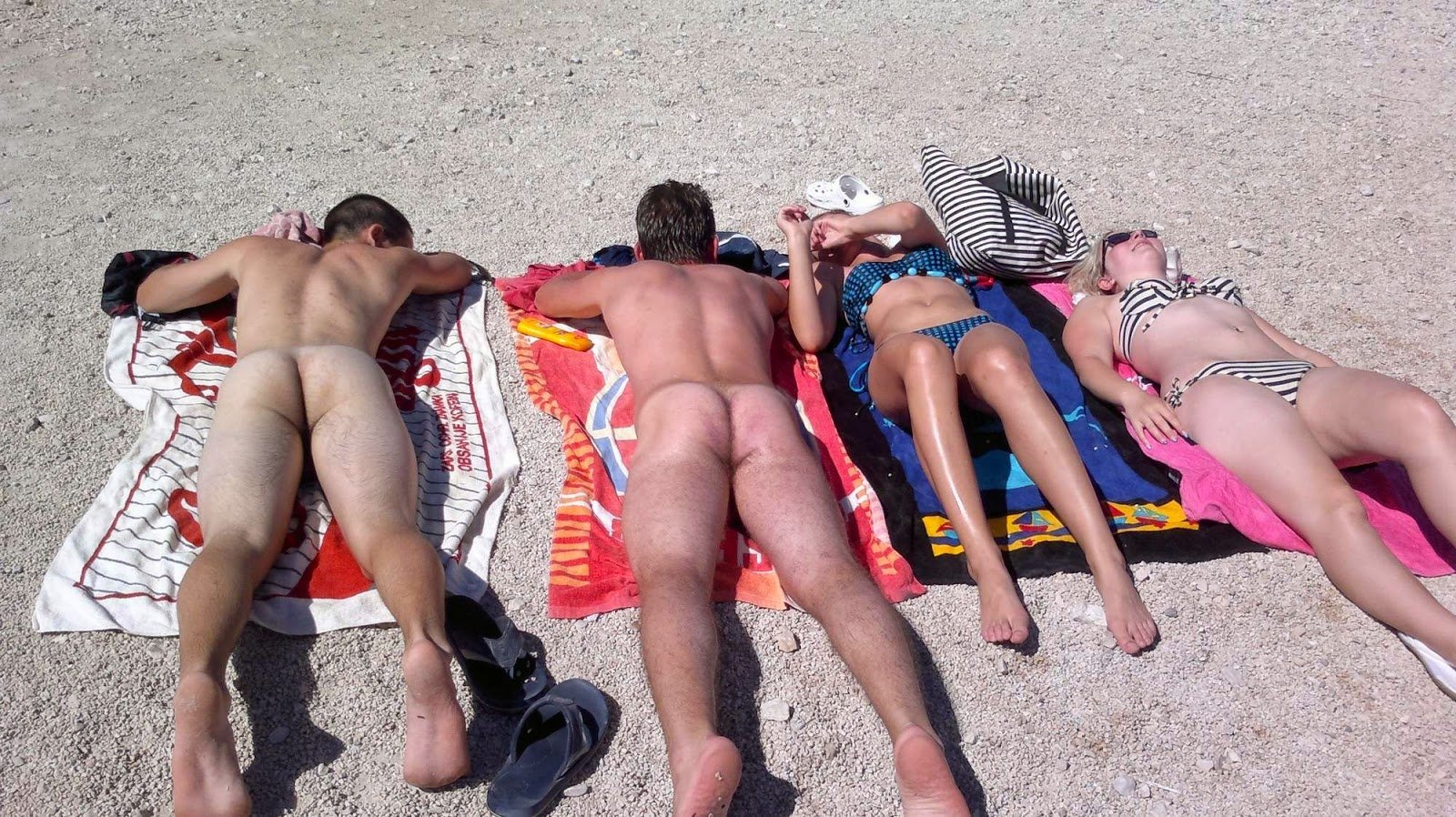 голые парни на пляже среди одетых фото 84