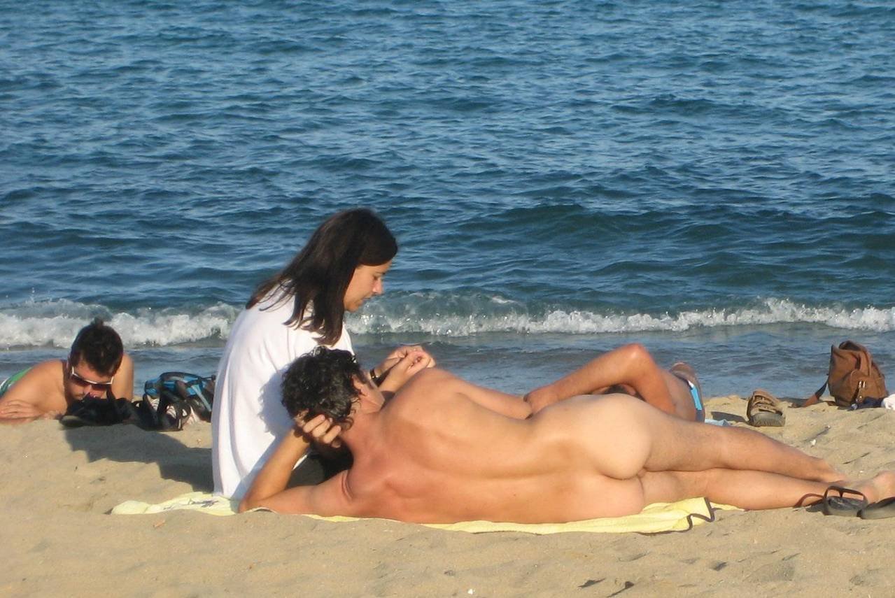 голые парни на пляже среди одетых фото 44