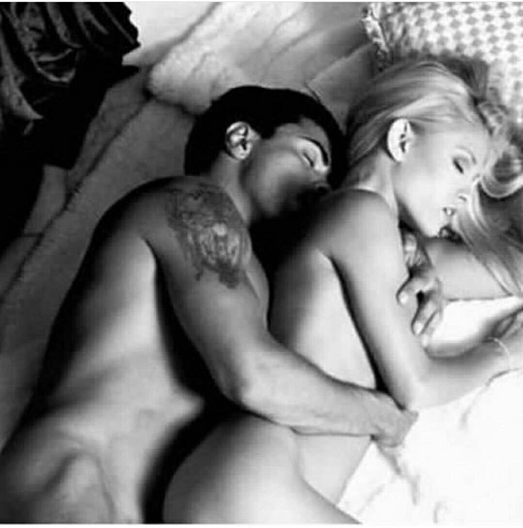 голая девушка и парень на кровати фото фото 52