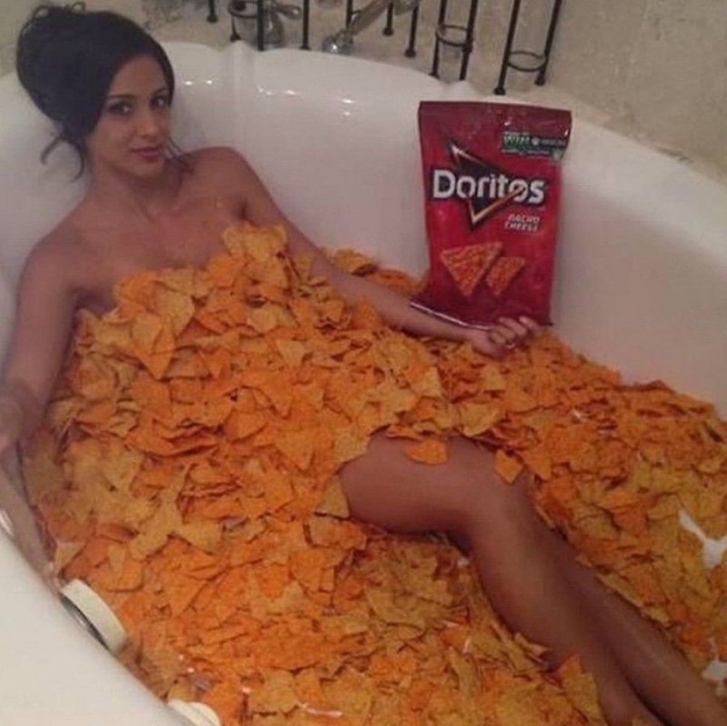 Саша Спилберг в ванне с чипсами