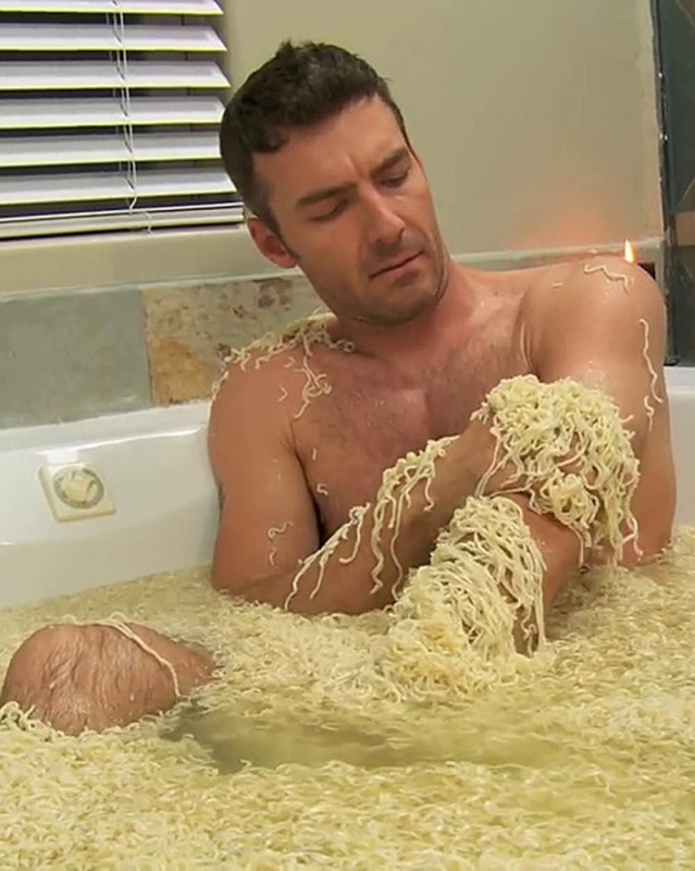 Мужчина моет голову