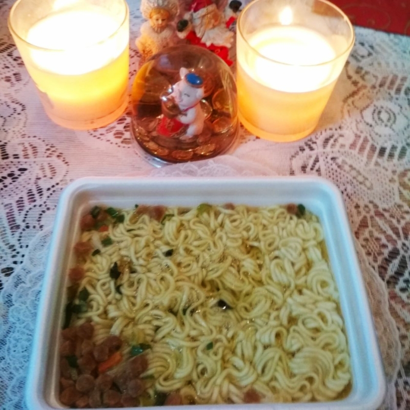 Романтический ужин доширак и свечи