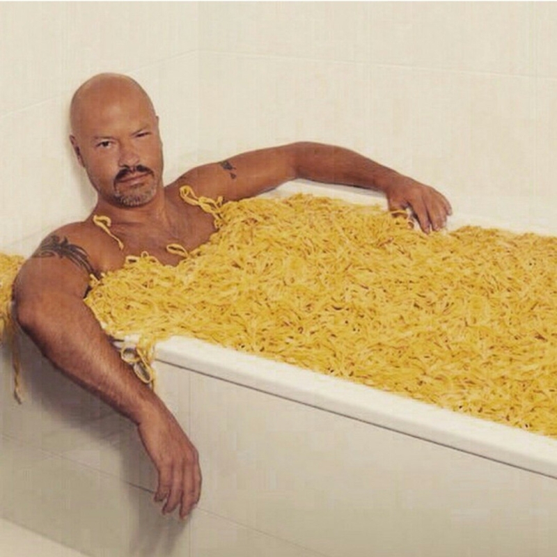 Человек ест доширак