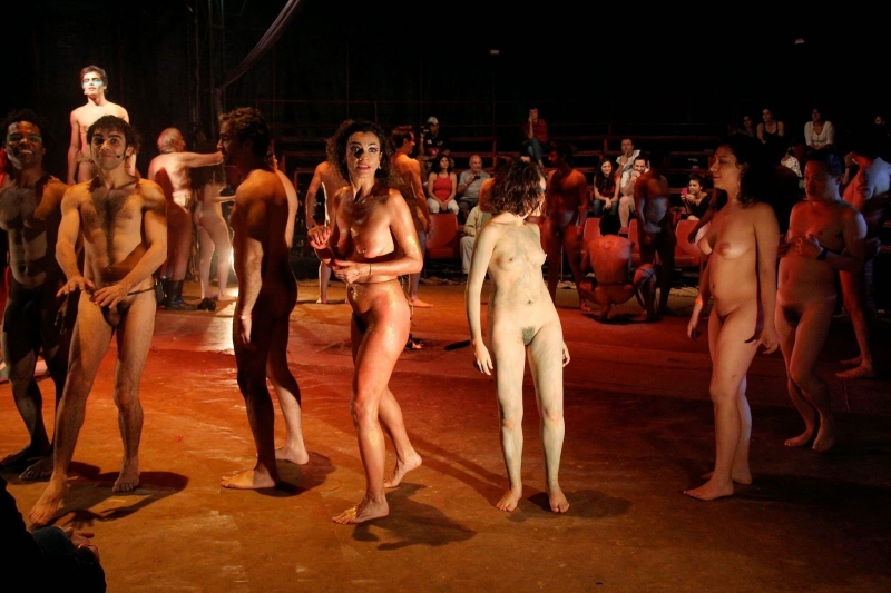 голые на театральной сцене фото