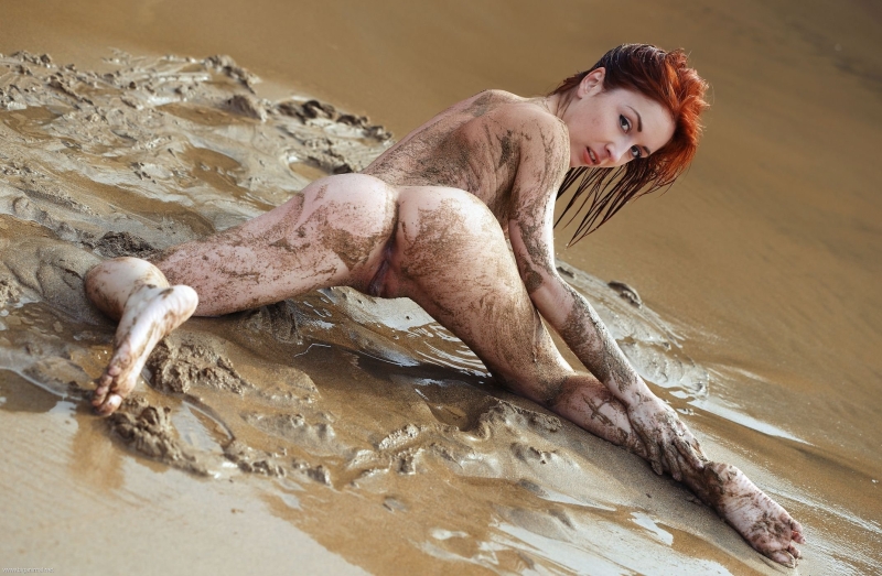 голые девушки испачканные в грязи