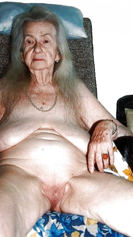 Голая старая женщина на большой кровати. Фото зрелой жопы голой женщины - 15 photo