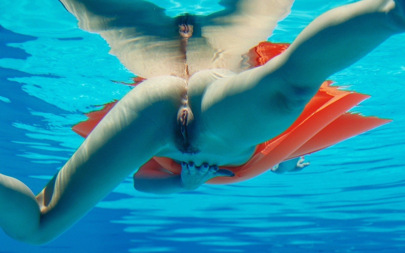 смотреть голые плавают под водой фото 61