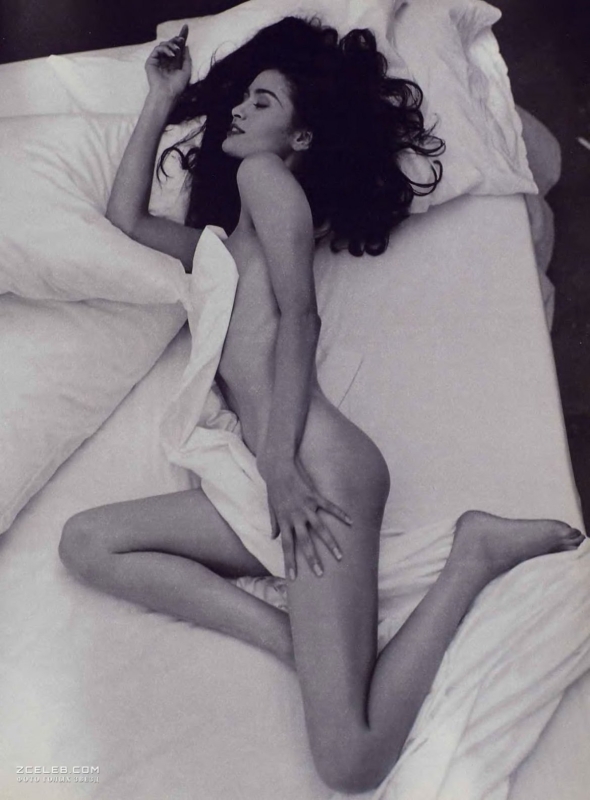 Равшана Куркова ню