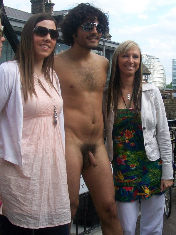 голые мужики перед одетыми женщинами фото