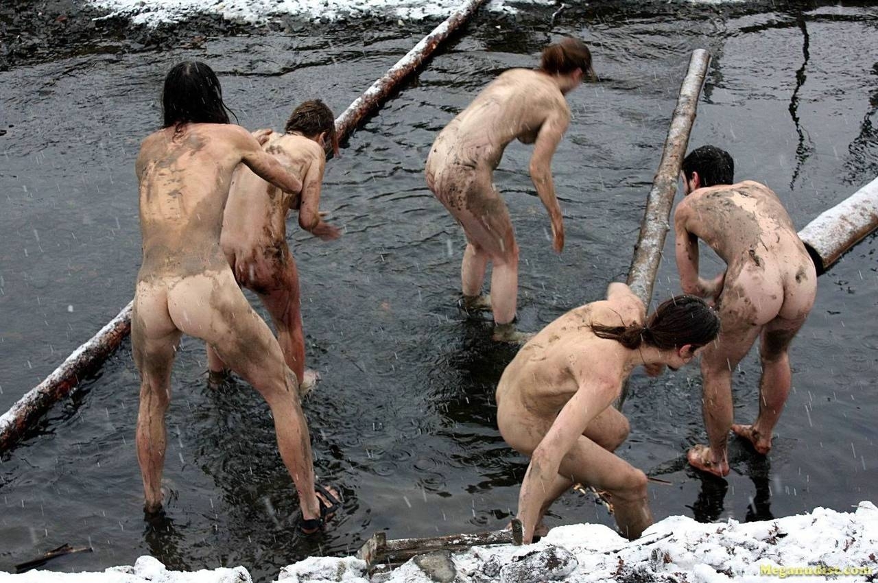 парни купаются в реке голые фото 111