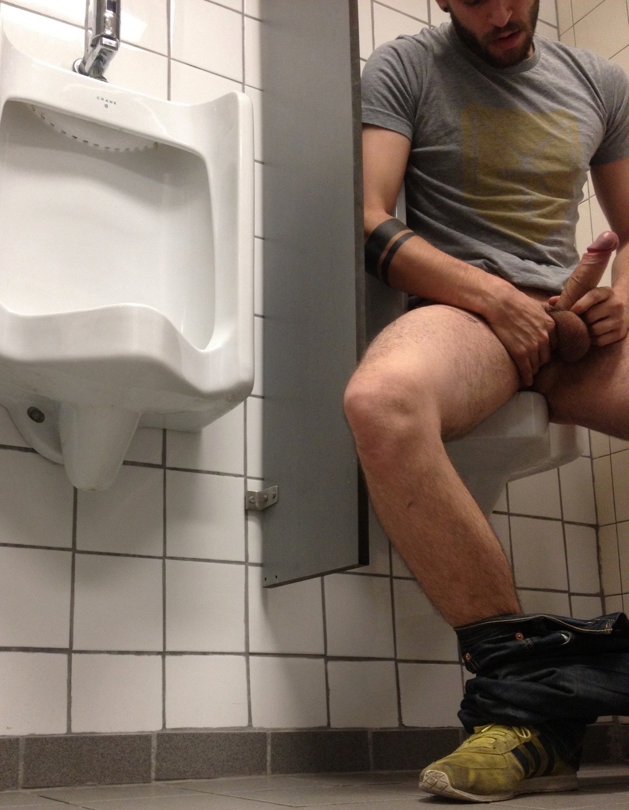 смотреть мастурбация в общественном туалете фото 30