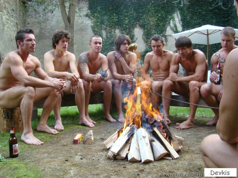 Голый мужик жарит шашлык