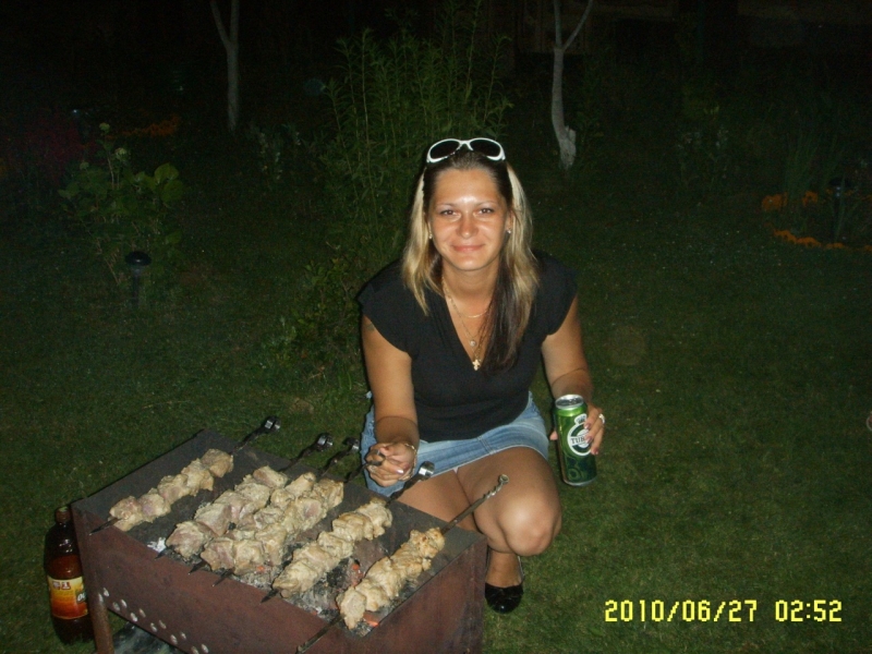 Жена без трусов на шашлыках