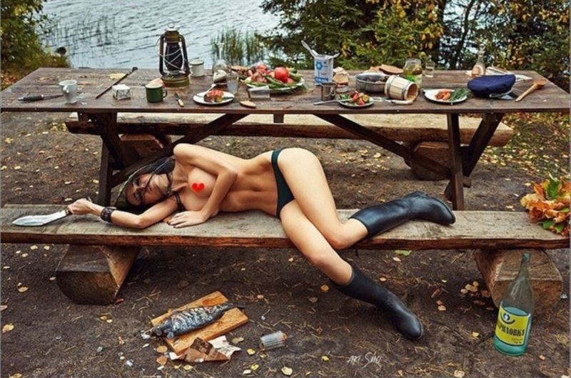 Голая девчонка на шашлыках на даче