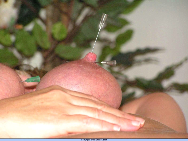 Иголки в женских сосках