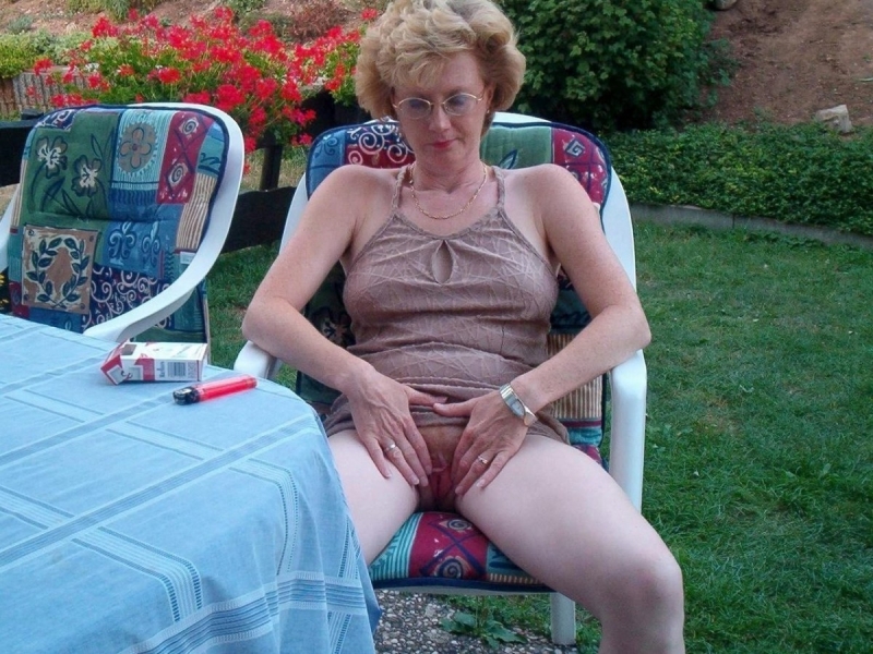 Пожилые бабы без трусов